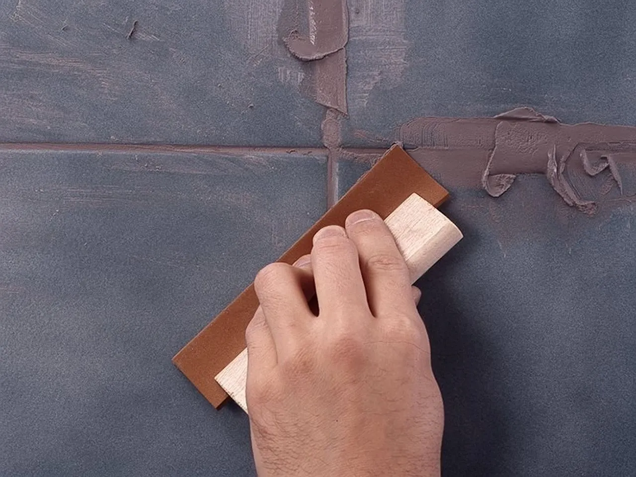 Jaką fugę wybrać do szarych płytek na podłodze, aby uniknąć błędów?