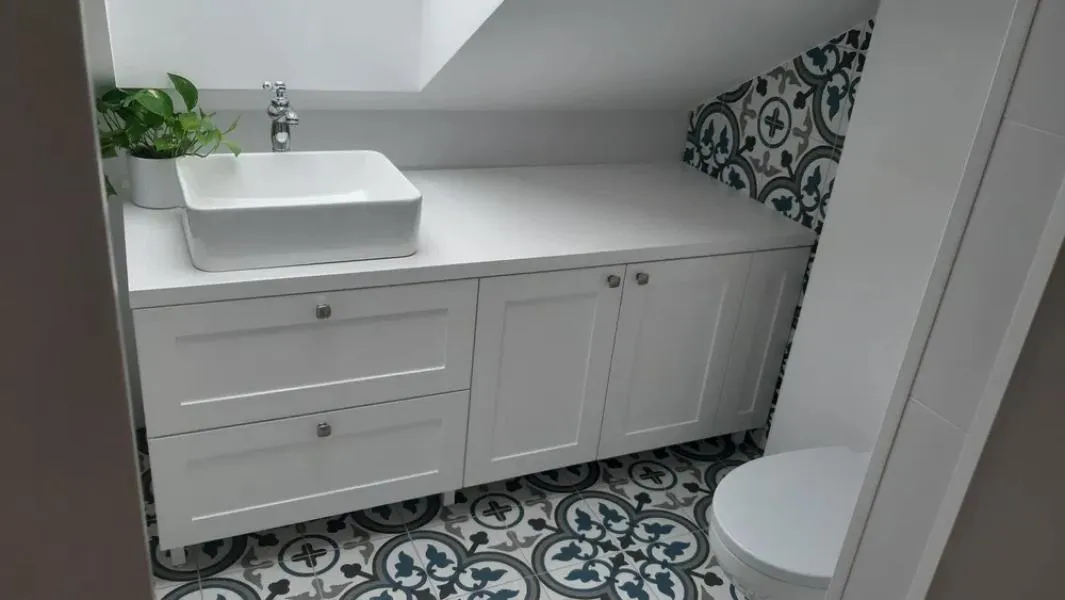 Ile kosztuje szafka łazienkowa na wymiar? Sprawdź ceny 2024