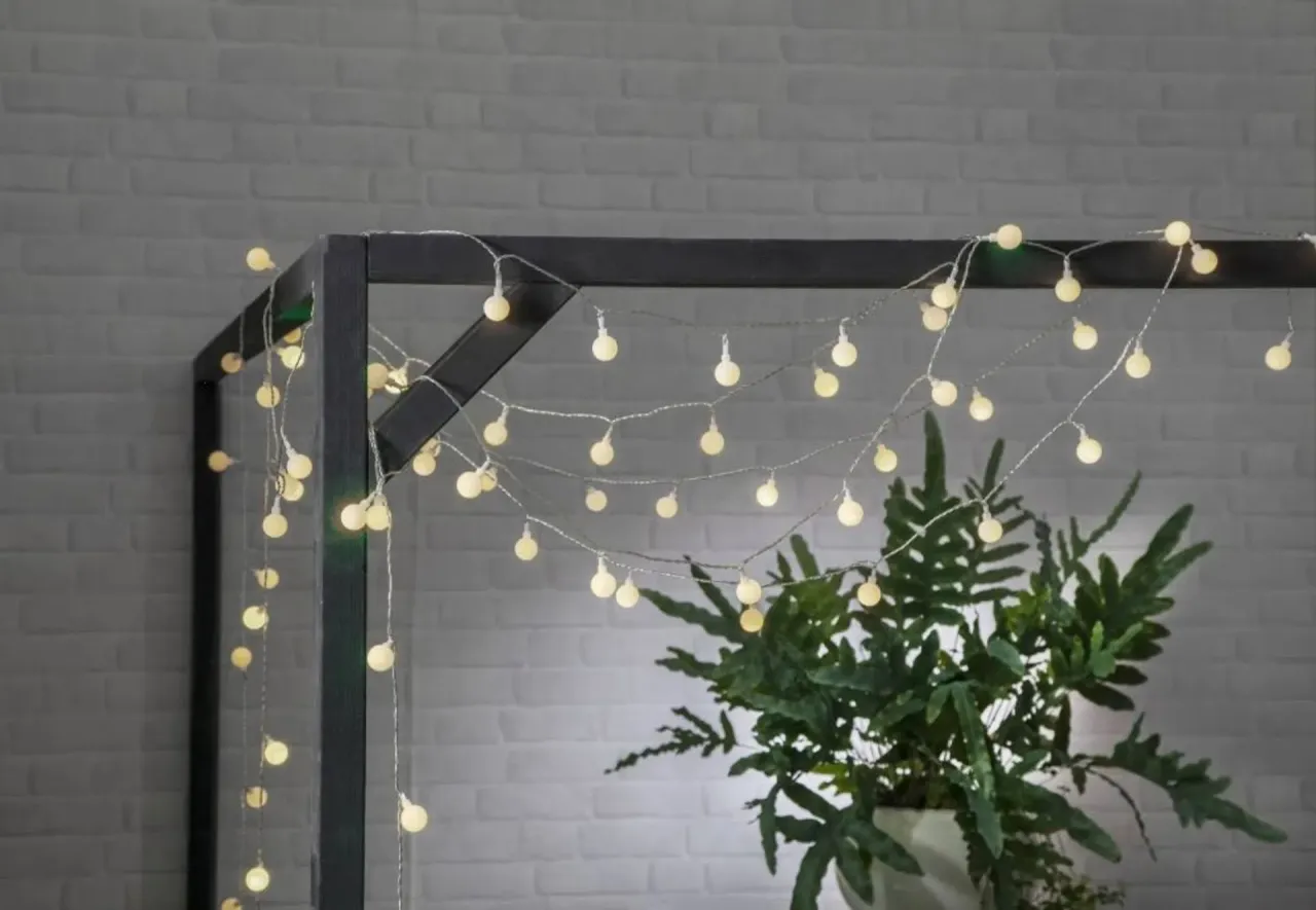 Jak zamontować lampki na balkonie bez ryzyka uszkodzeń i wiatru