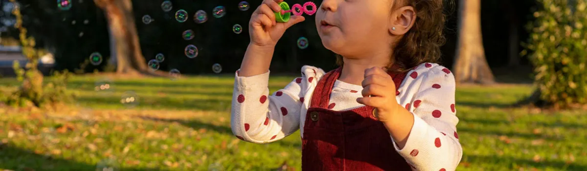 Kiedy pierwsze kolczyki dla dziewczynki? Bezpieczne decyzje dla rodziców