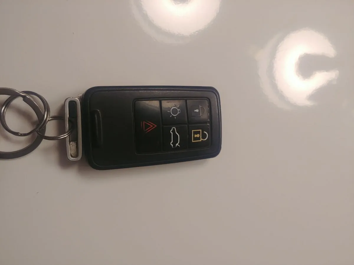 Wymiana baterii w kluczyku Volvo: Prosty poradnik krok po kroku