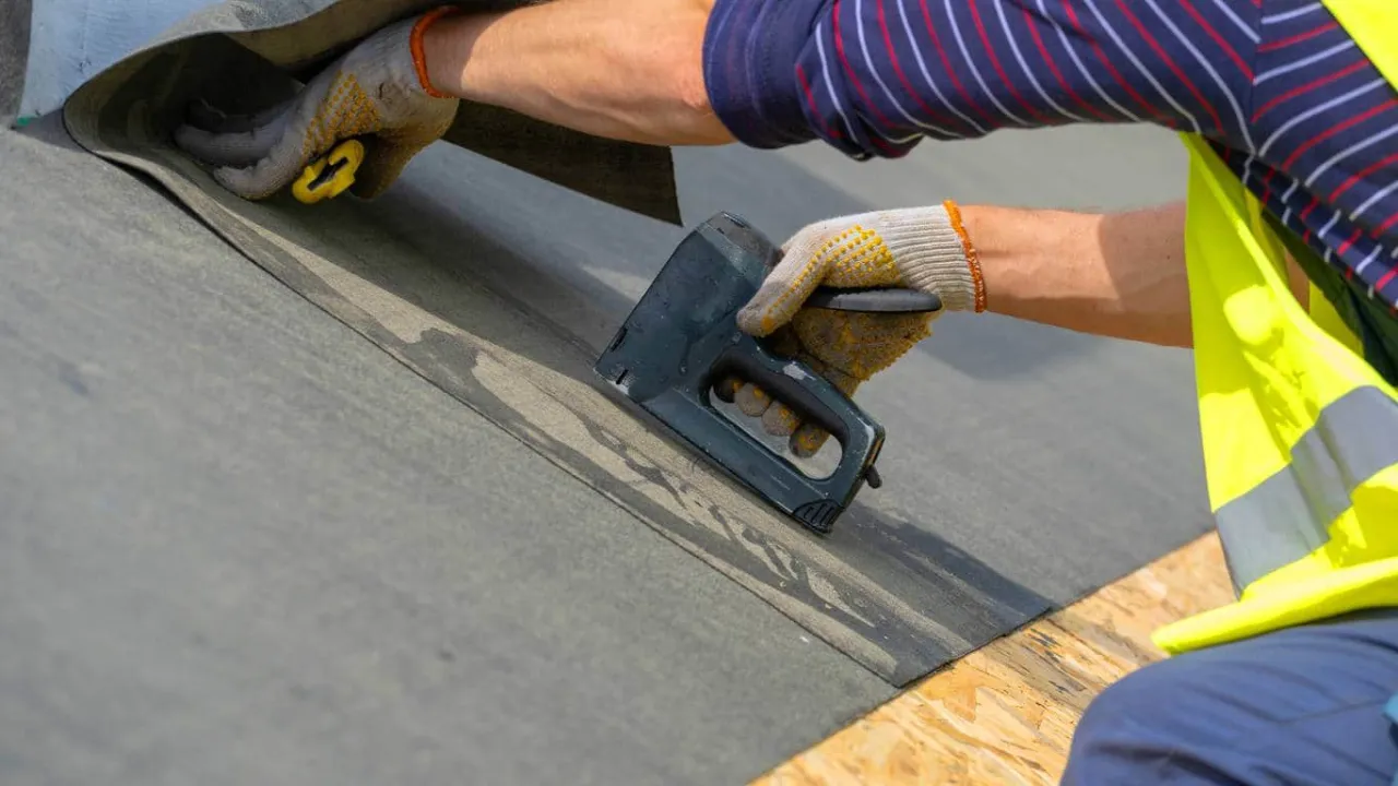 Ceny papy na dach - ile zapłacisz za rolkę? Sprawdź teraz!