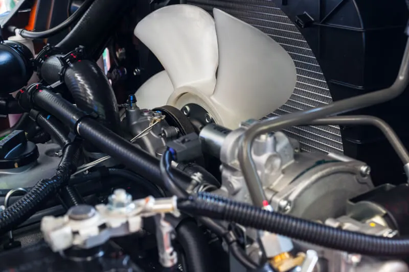 Przy jakiej temperaturze włącza się wentylator chłodnicy w Twoim aucie?