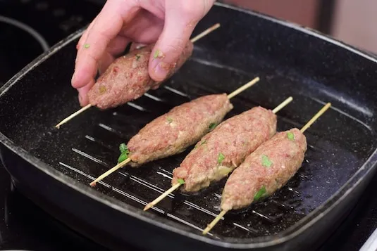 Idealne kebabki na grilla: sekrety mistrzowskiego smaku bez kuchni