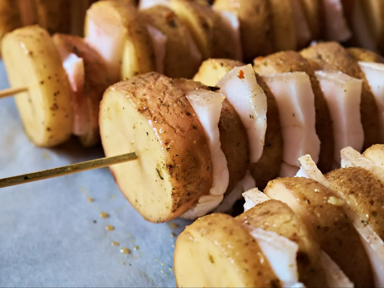 Jak zrobić dobre szaszłyki w piekarniku, które zachwycą smakiem