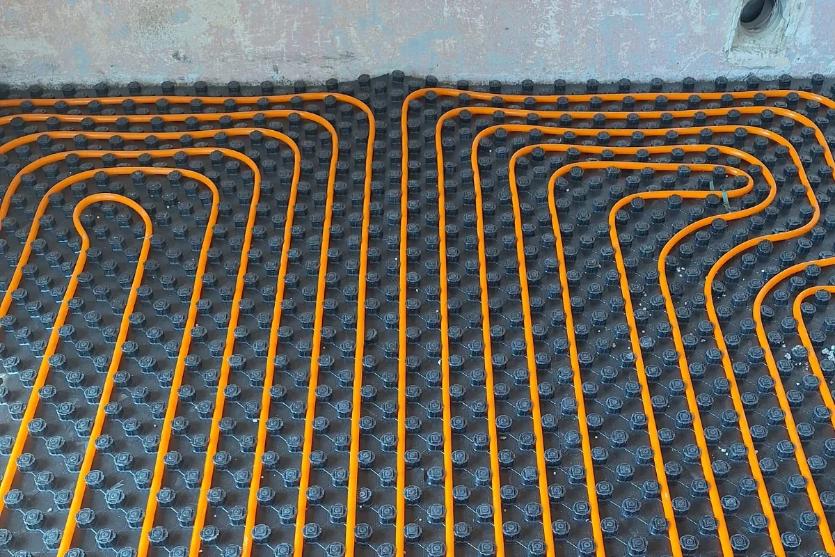 Ogrzewanie podłogowe czy grzejnik – co wybrać dla lepszego komfortu?