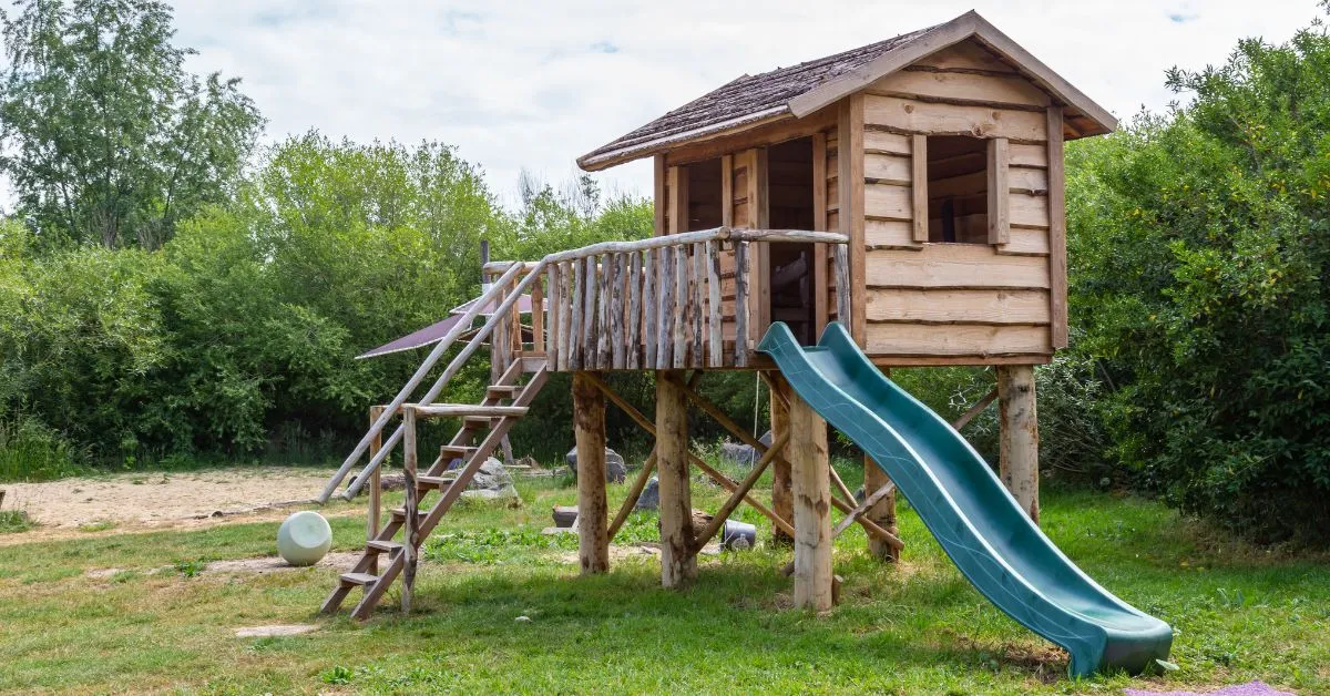 Jak zbudować plac zabaw dla dziecka – krok po kroku z bezpieczeństwem