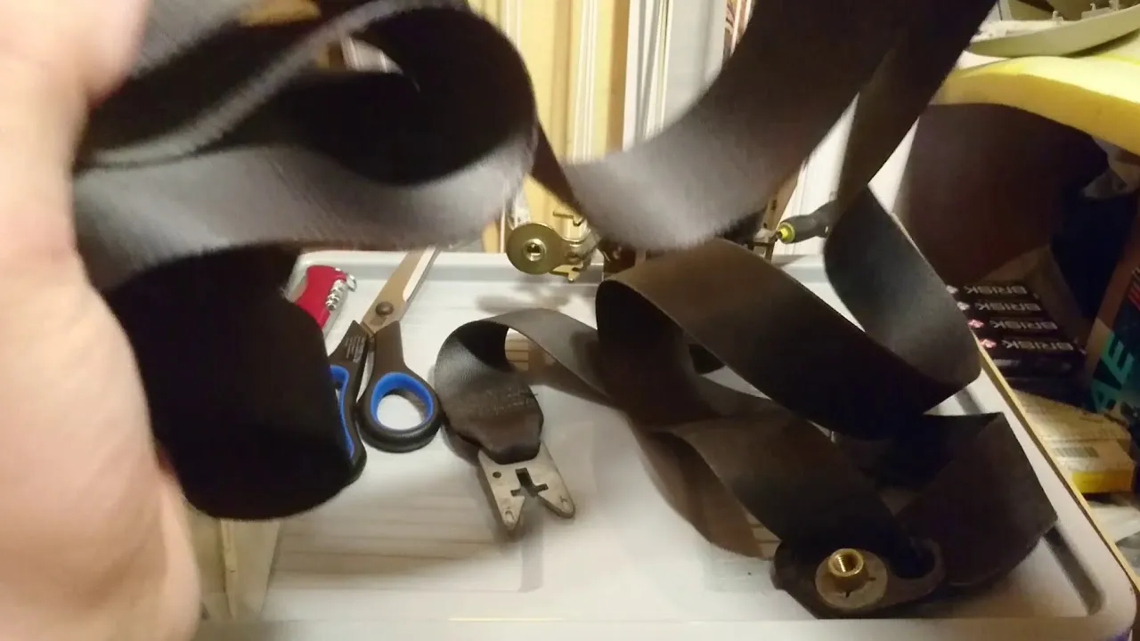 Jak zdemontować pas bezpieczeństwa? Bezpieczne kroki i porady