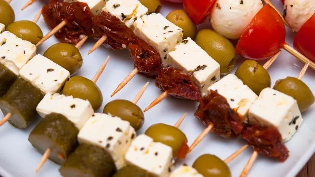 Jak zrobić koreczki na przekąskę, które zachwycą Twoich gości