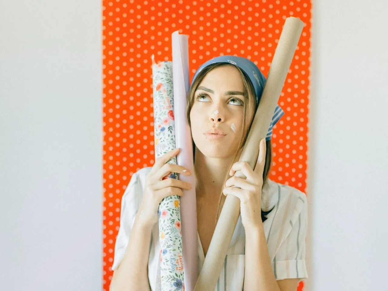 Jak położyć tapetę bez widocznych łączeń? Poradnik krok po kroku Jak położyć tapetę bez widocznych łączeń? Poradnik krok po kroku