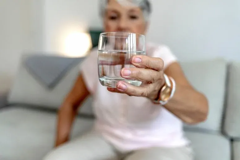 Jak nawodnić organizm u starszej osoby - skuteczne metody i porady