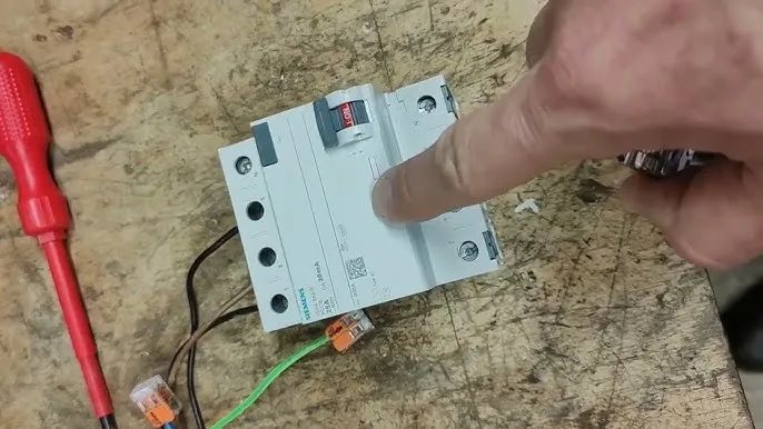 Jak podłączyć bezpiecznik różnicowo prądowy jednofazowy bez błędów