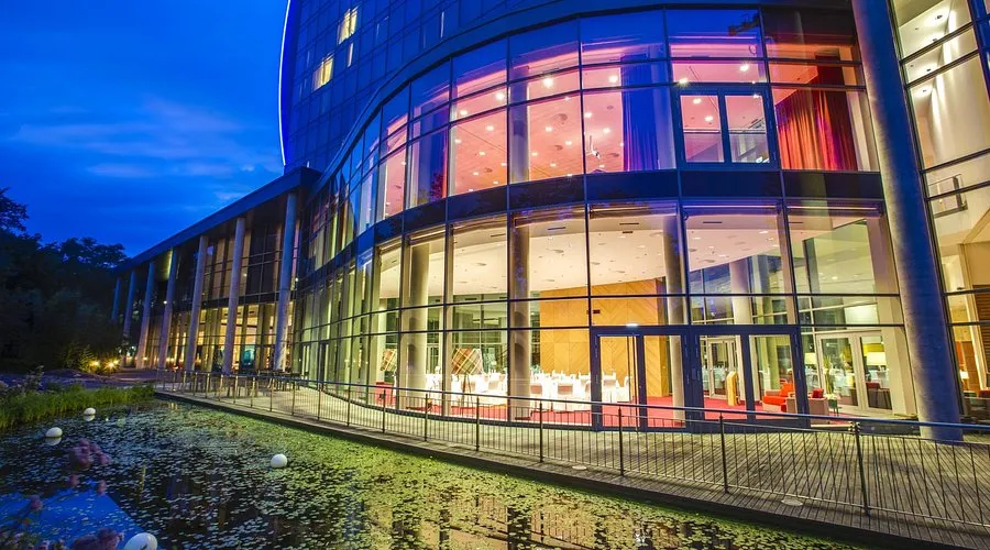 Radisson Blu Frankfurt: Luxus, Lage & Skyline-Blick | Ihr Guide