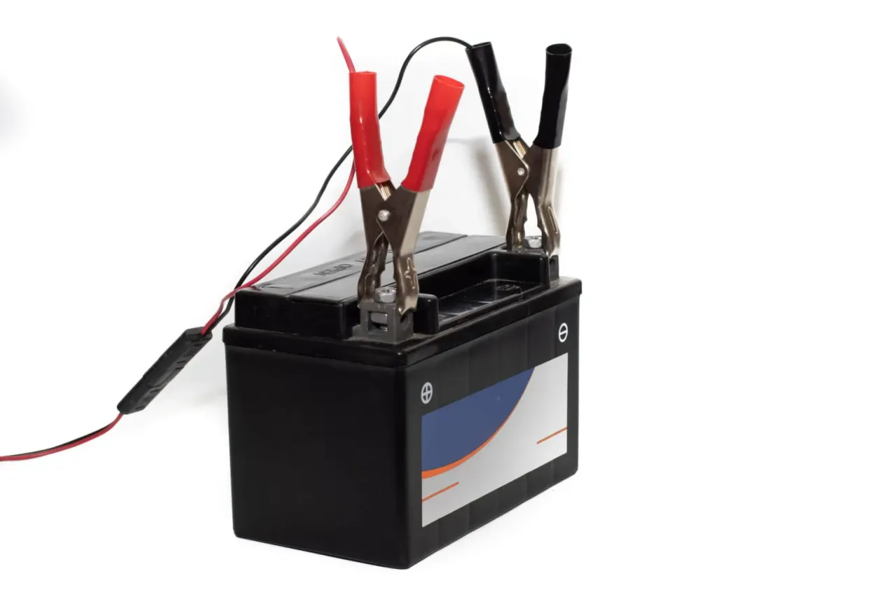 Ile kosztuje ładowanie akumulatora prostownikiem? Sprawdź, by zaoszczędzić