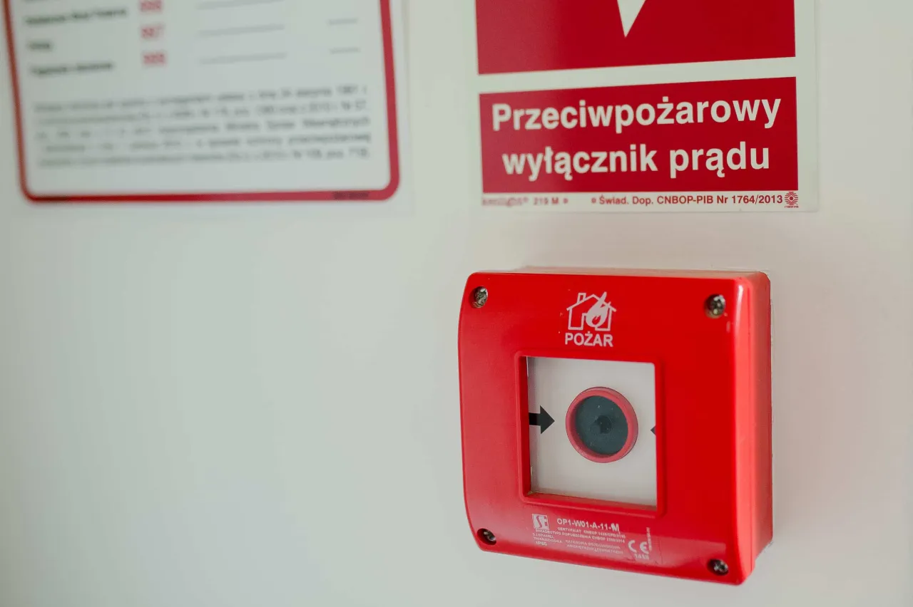 Kiedy wymagany jest przeciwpożarowy wyłącznik prądu w budynkach?
