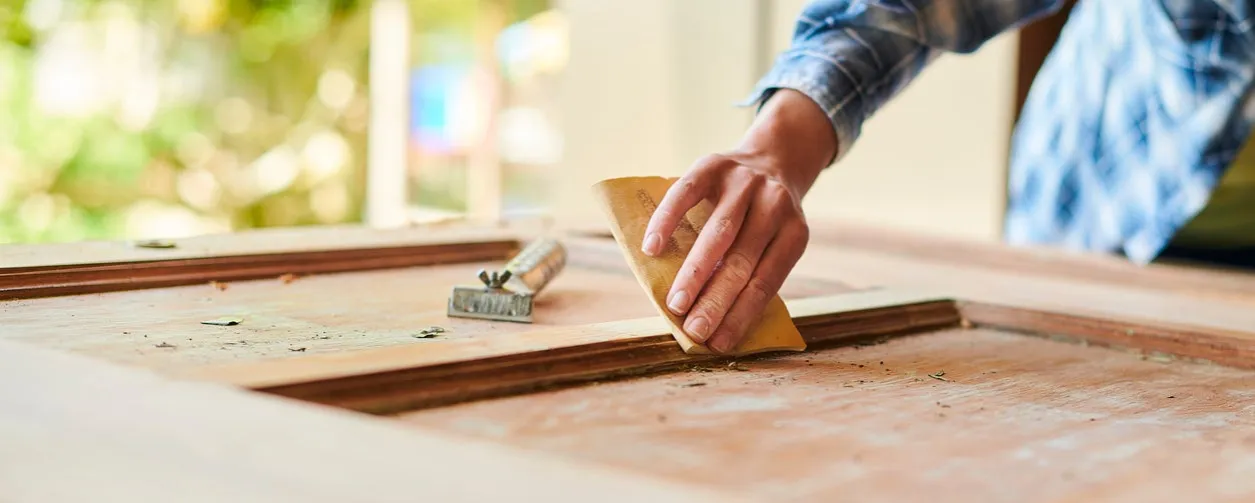 Jak odnowić drzwi drewniane lakierowane i uniknąć kosztownych błędów