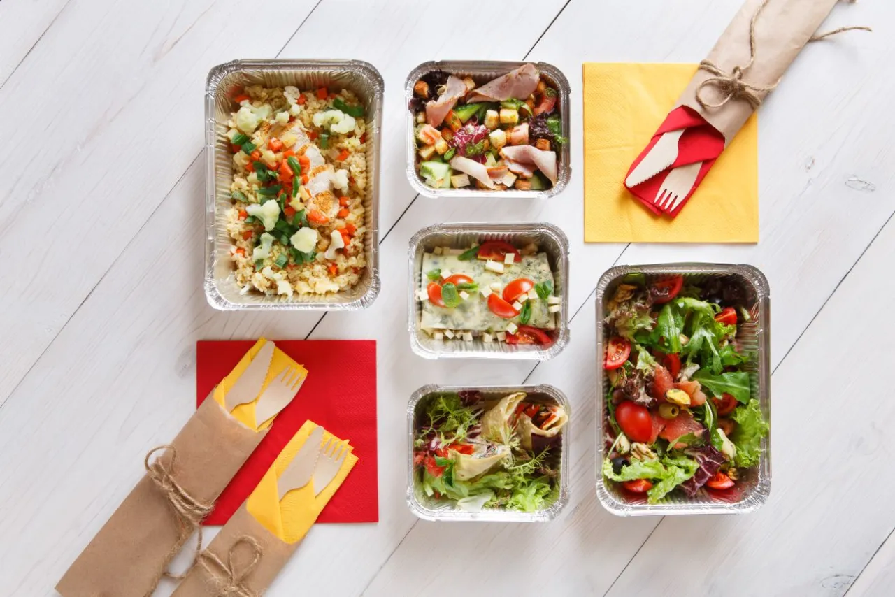 Ile kosztuje catering na 10 osób? Sprawdź ceny i porady