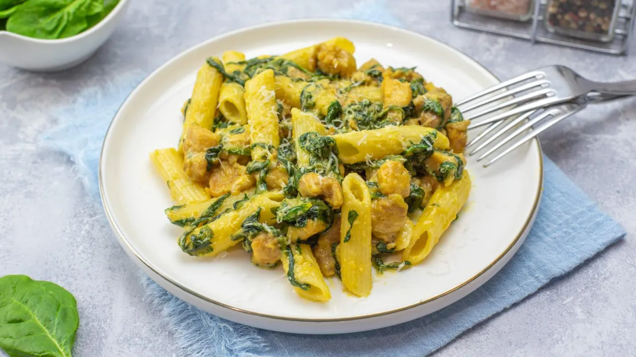 Penne ze szpinakiem w sosie śmietanowym - szybki przepis na obiad