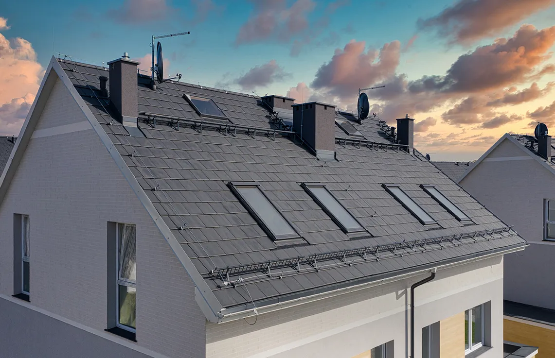 Kominy wentylacyjne na dach: Jak uniknąć błędów przy wyborze i montażu