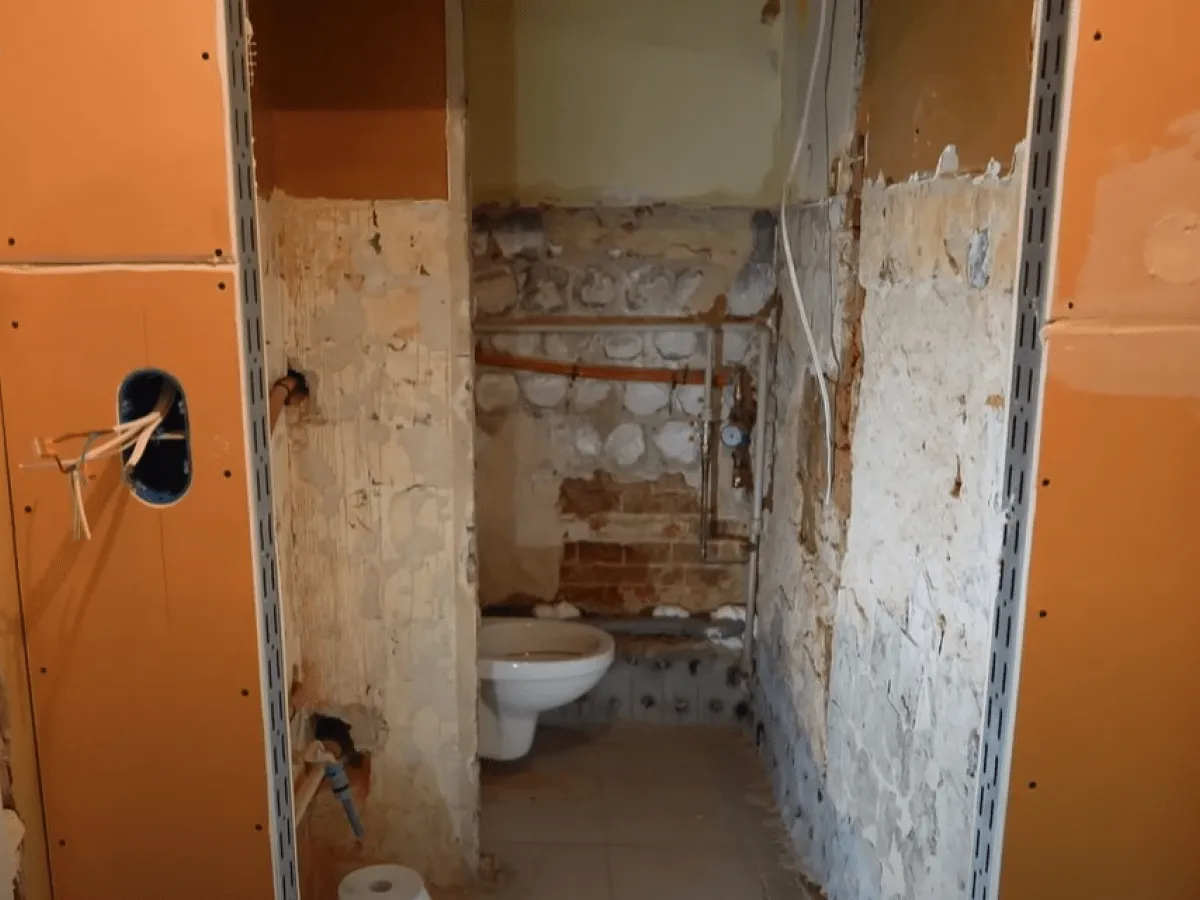 Płyty gipsowo-kartonowe w łazience - Trwała zabudowa krok po kroku