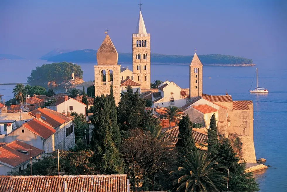 Wyspa Rab atrakcje: Plaże, miasto, aktywności. Co warto zobaczyć?