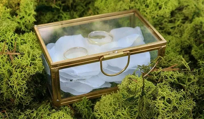 Czym wypełnić pudełko na obrączki? Odkryj piękne i oryginalne pomysły