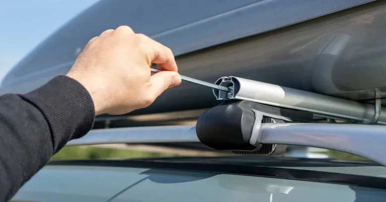 Jak zamontować bagażnik dachowy na relingi - uniknij najczęstszych błędów