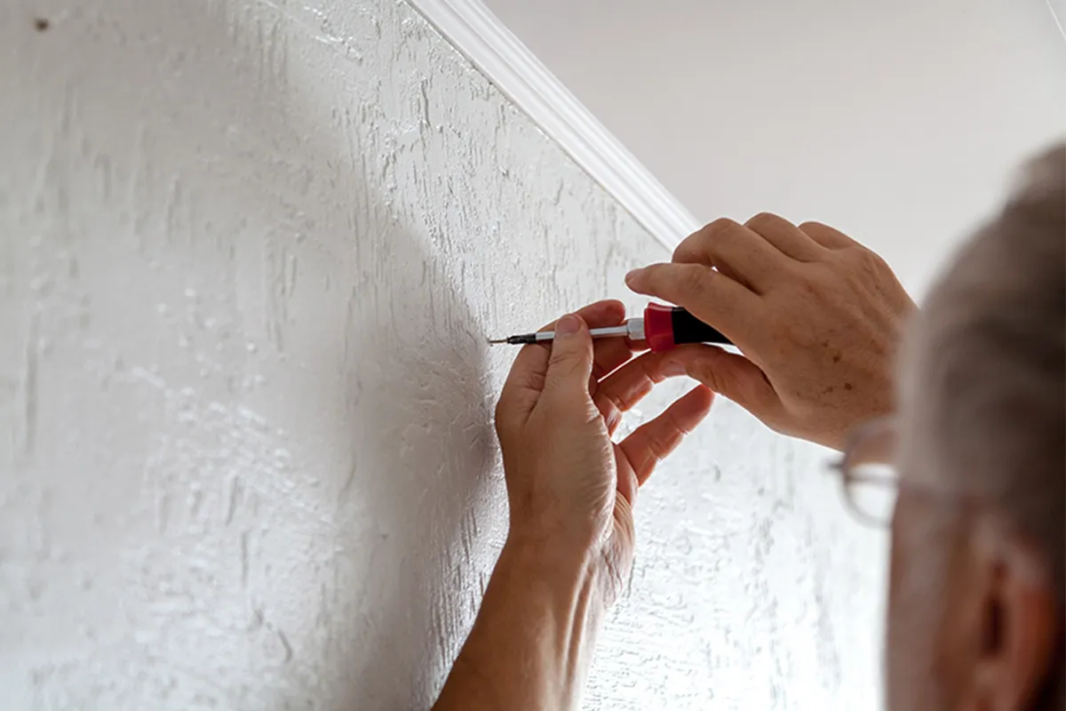 Jak przymocować meble do ściany, aby uniknąć niebezpieczeństwa przewrócenia