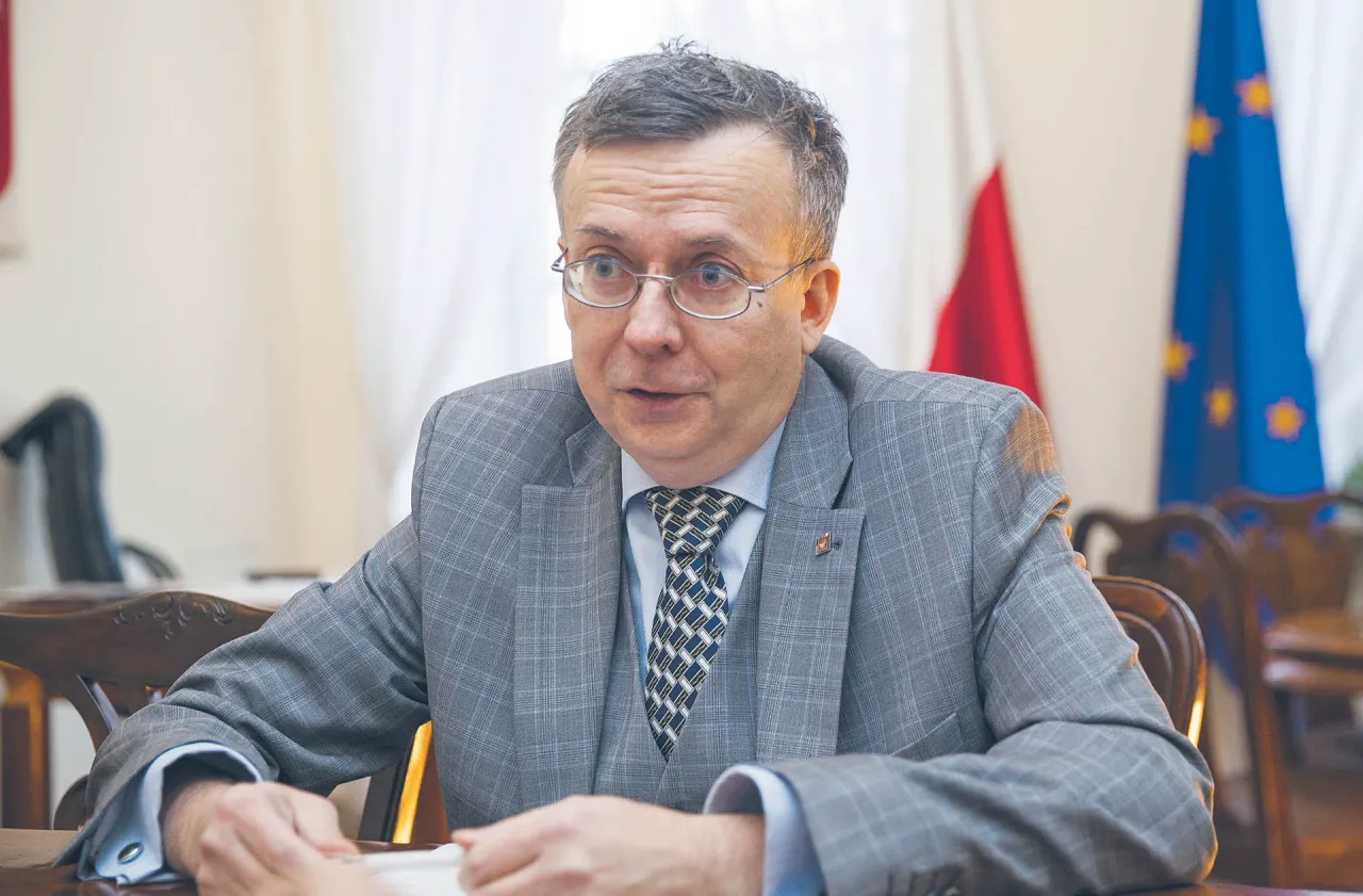 Kto jest szefem służby cywilnej? Oto zaskakujące fakty o liderze