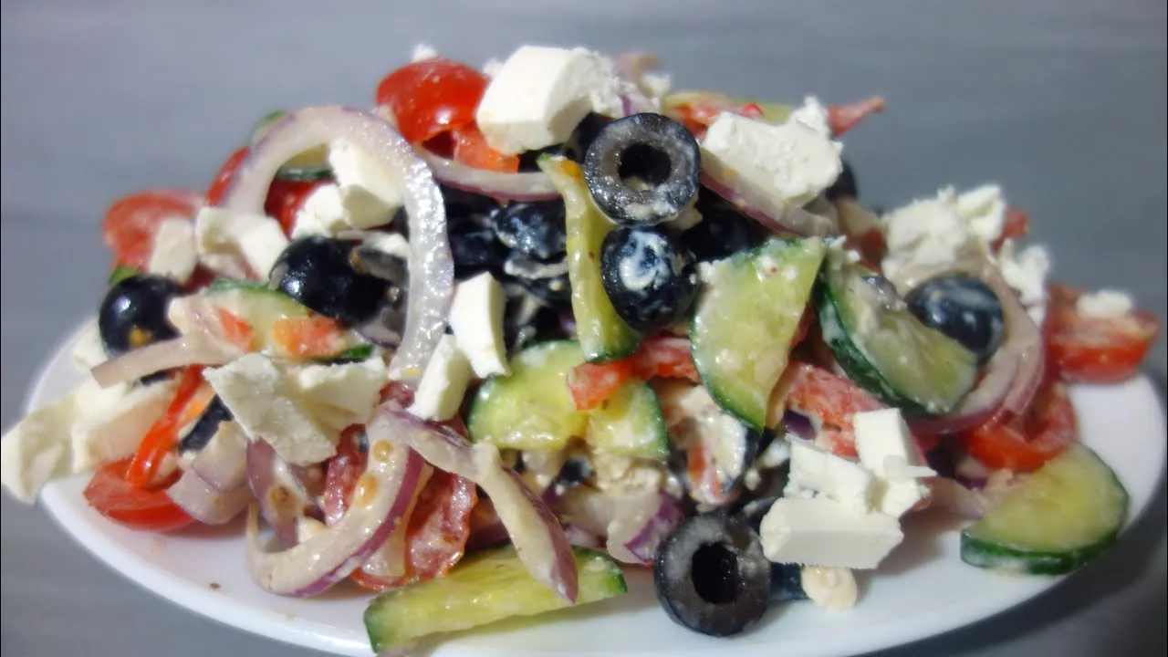Jakie przyprawy do sałatki greckiej, aby wydobyć ich pełnię smaku