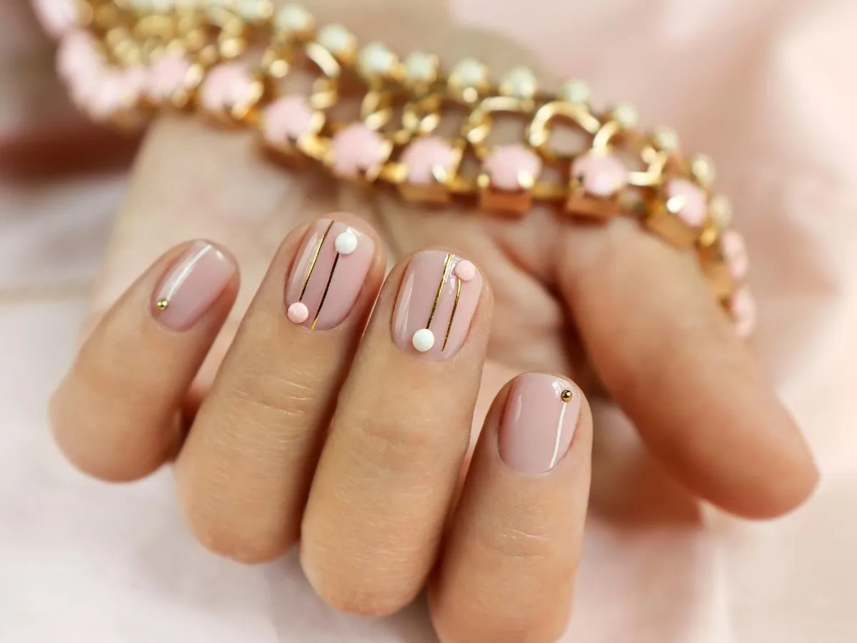 Krótkie hybrydy: Inspiracje i porady na elegancki manicure