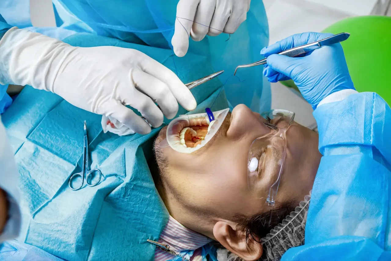 Jakiej firmy implanty wybrać? Kluczowe informacje dla pacjentów