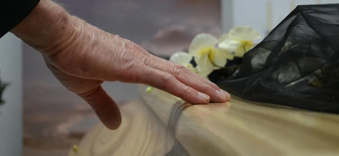 Kremacja w jakiej trumnie? Odkryj najlepsze opcje i wymagania