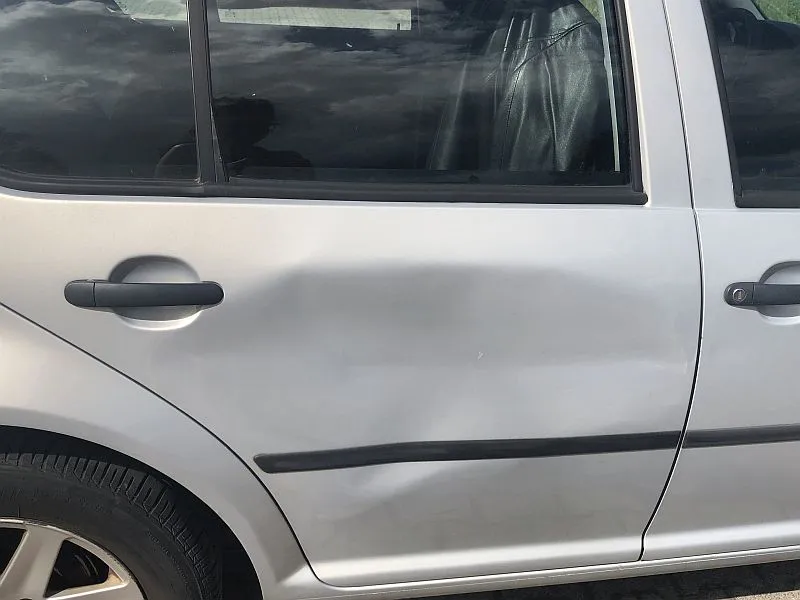 Wgniecione drzwi: naprawa czy wymiana? Kluczowe czynniki decyzji