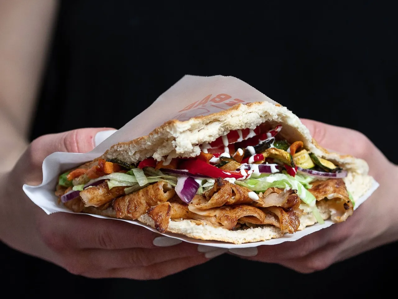 Kebab w bułce czy tortilla - co wybrać dla zdrowszego posiłku?