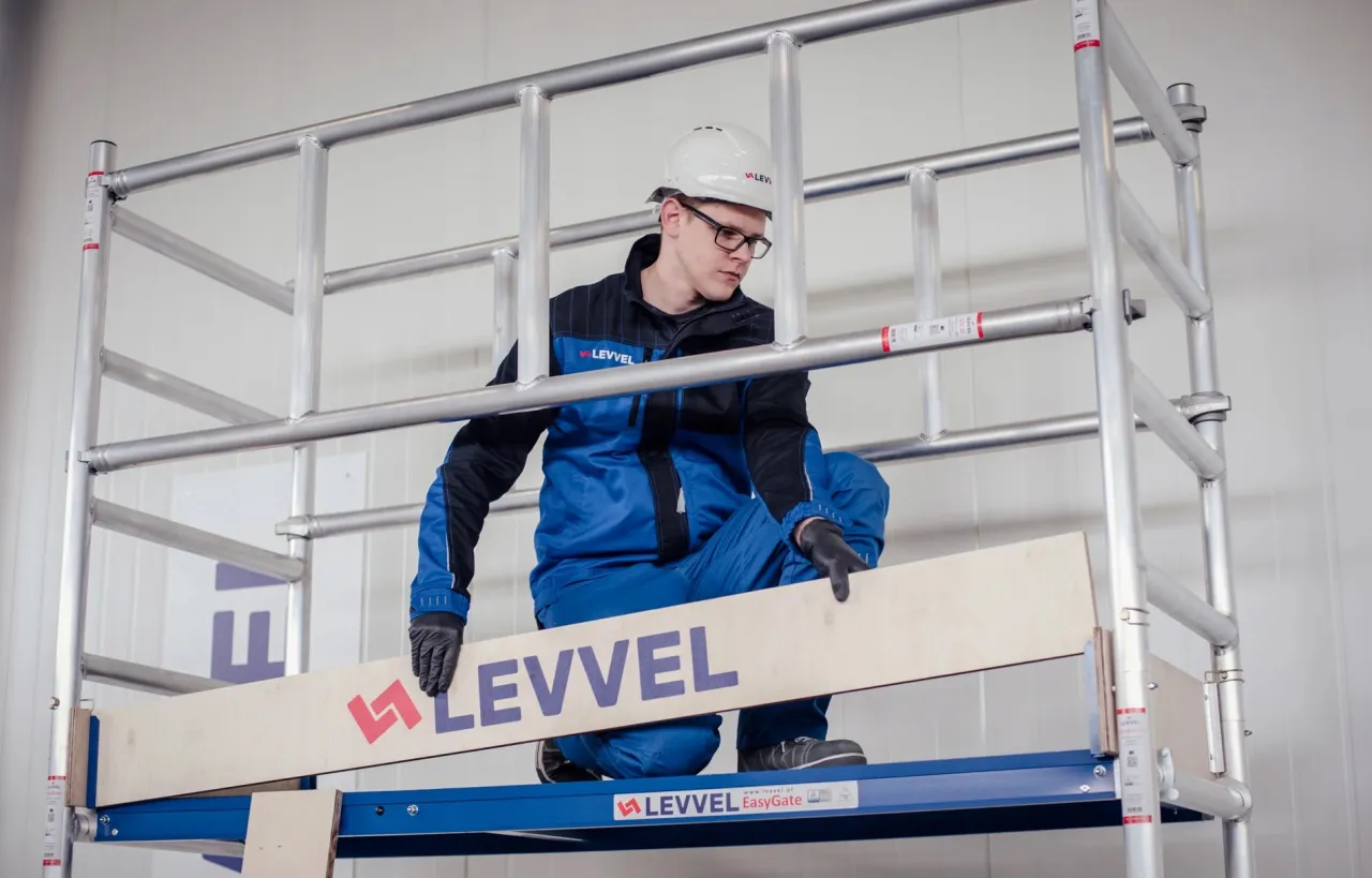 Jak bezpiecznie zmontować rusztowanie aluminiowe? Instrukcja krok po kroku Jak bezpiecznie zmontować rusztowanie aluminiowe? Instrukcja krok po kroku