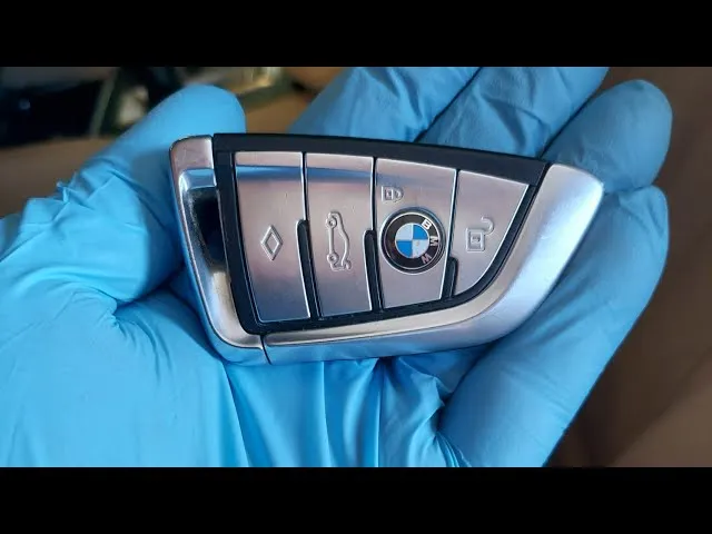 Jak poprawnie naładować i wymienić baterię w kluczyku BMW E87?