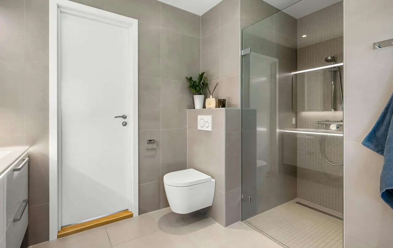 Odśwież łazienkę bez kucia? 5 metod na nowe płytki!