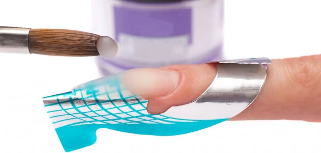 Co potrzebne do przedłużania paznokci? Niezbędne akcesoria i porady