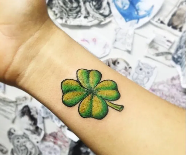 Tatuaż koniczyna co oznacza - odkryj jego głębokie znaczenie i symbolikę Tatuaż koniczyna co oznacza - odkryj jego głębokie znaczenie i symbolikę