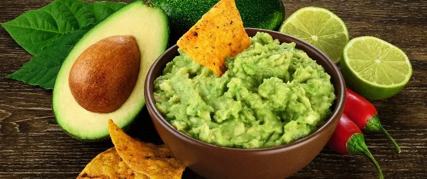 Jak zapobiec ciemnieniu guacamole? Proste sposoby na świeże awokado