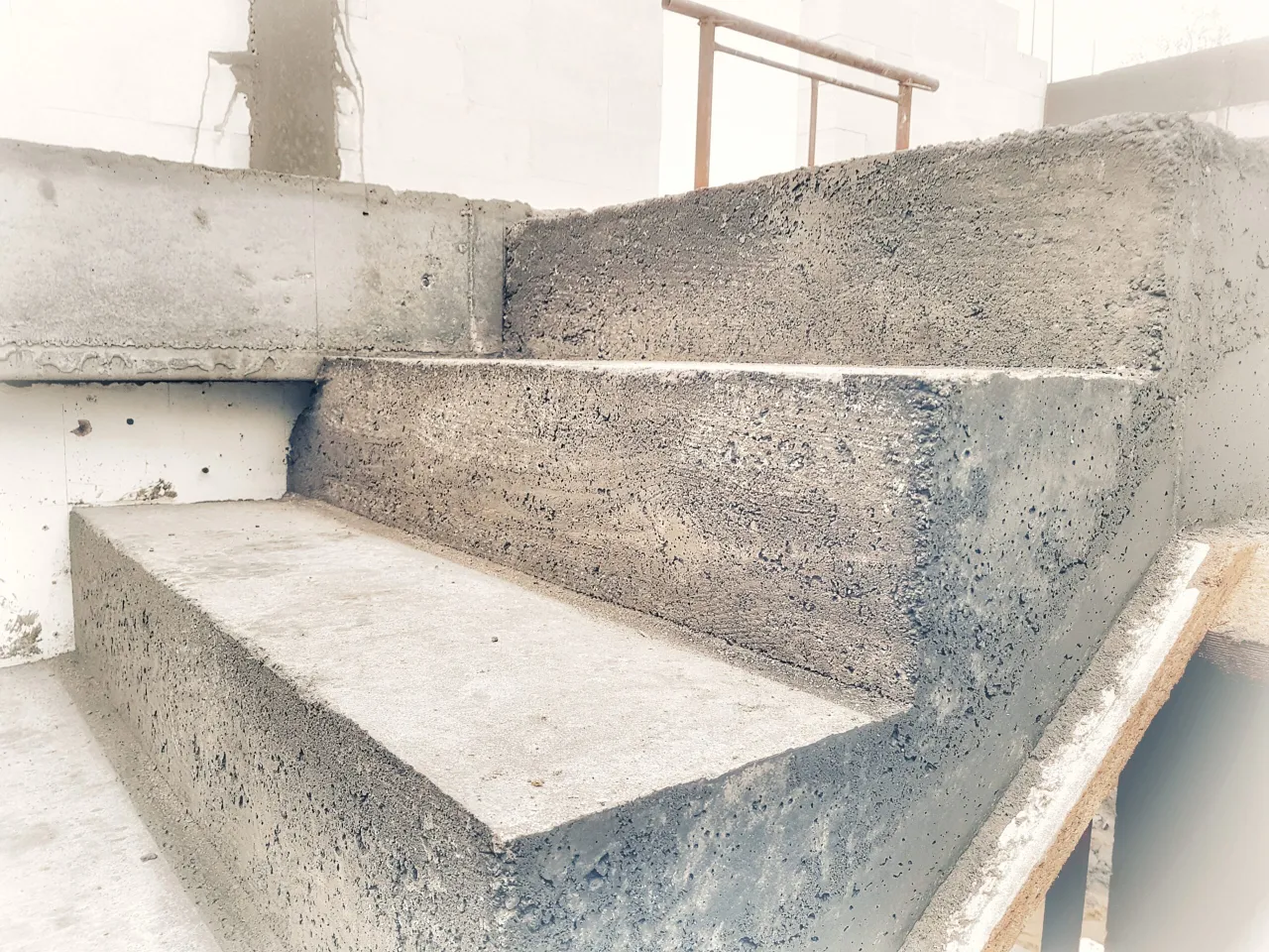 Tanie wykończenie schodów betonowych - Poradnik krok po kroku