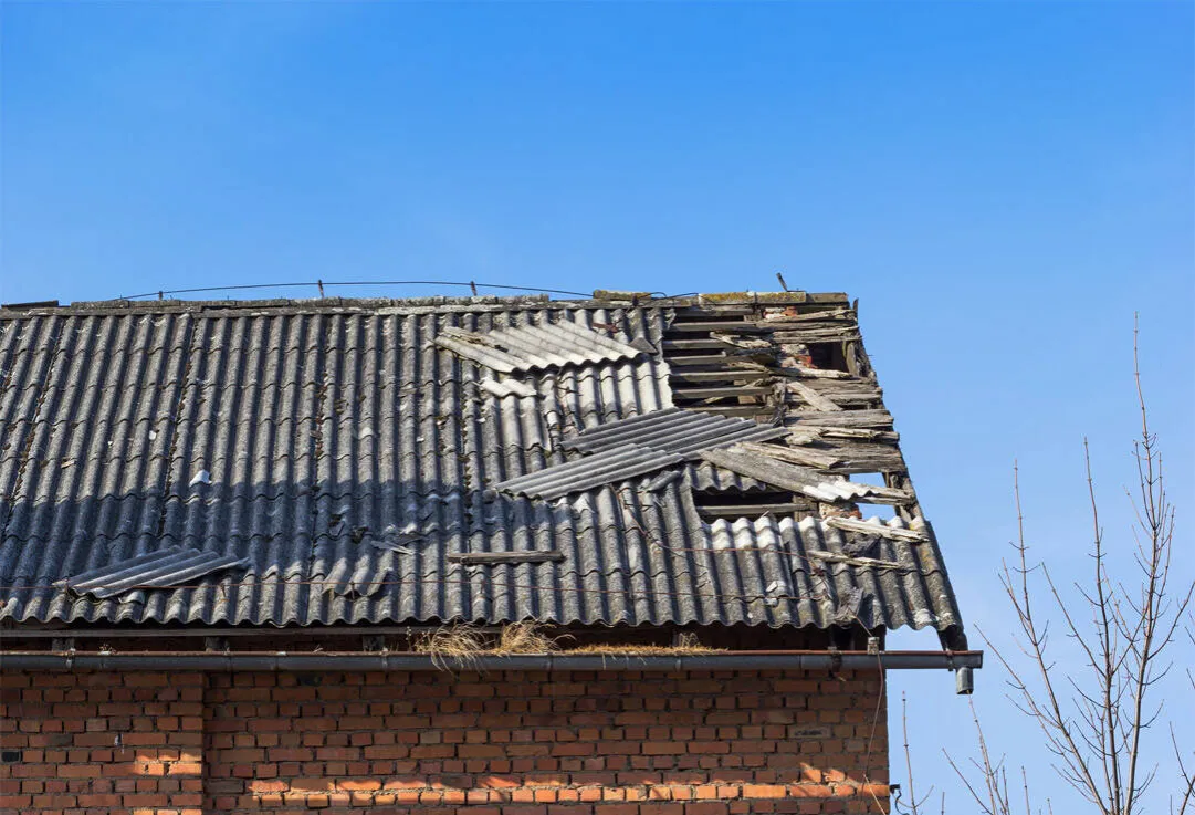 Do kiedy trzeba usunąć eternit z dachów? Nie przegap terminu!