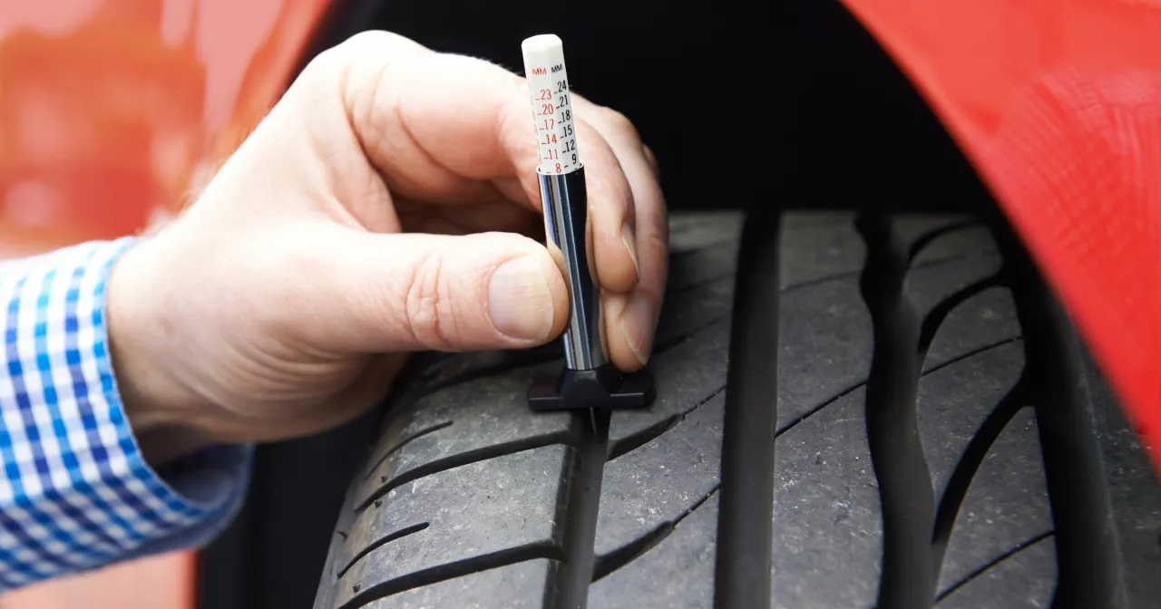 Kiedy wymienić opony? Sprawdź kluczowe zasady i przepisy