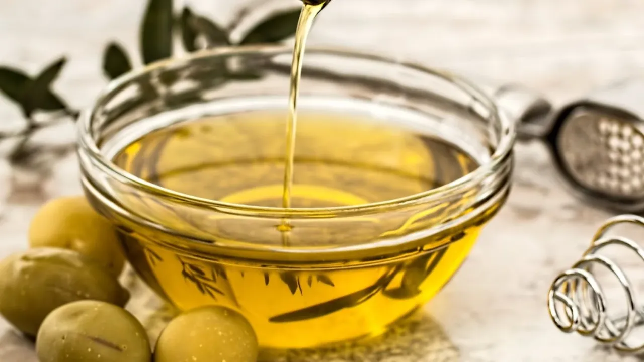 Ile kosztuje oliwa z oliwek w Biedronce? Ceny i promocje 2023