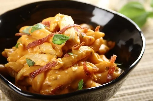 Pyszne penne z kurczakiem i pomidorami - prosty przepis krok po kroku