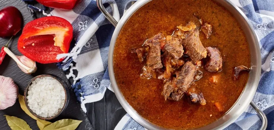 Jak zrobić gulasz z sarniny - prosty przepis na wyjątkowe danie