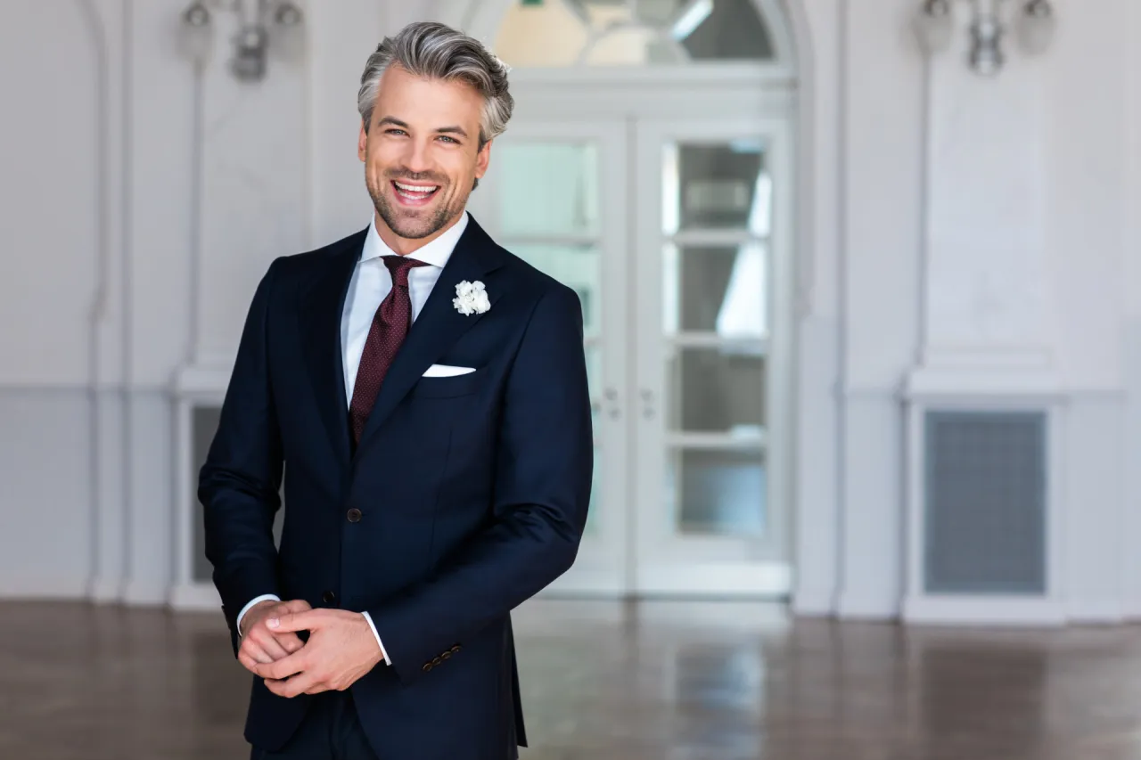 Jaki kolor koszuli na wesele? Pan Młody, gość i czarna koszula