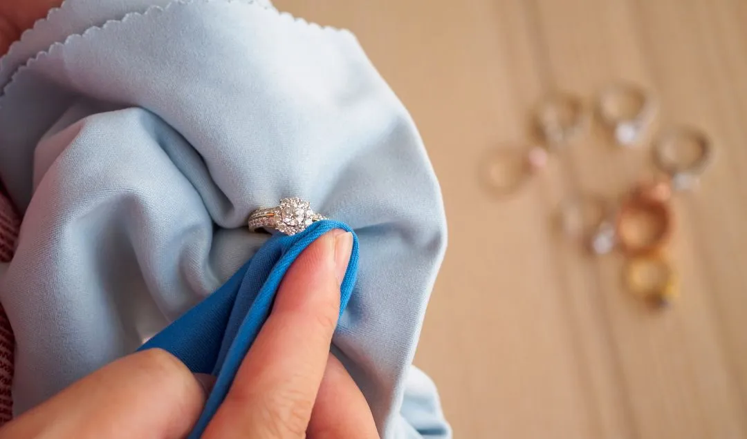 Skuteczne sposoby na to, czym wyczyścić złotą biżuterię bez uszkodzeń