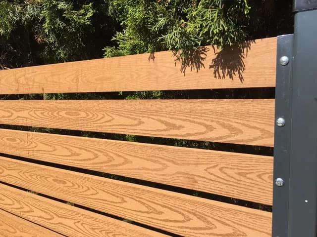 Jak zrobić ogrodzenie z deski kompozytowej bez błędów i oszczędności